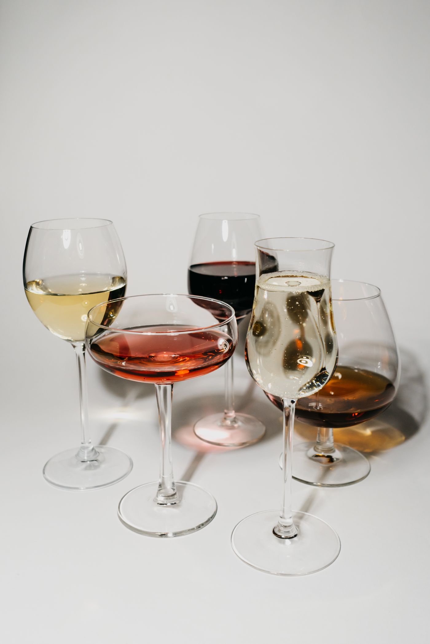 Three white wines of increasing body lined up in glasses from pale and light to deep golden and full bodied
